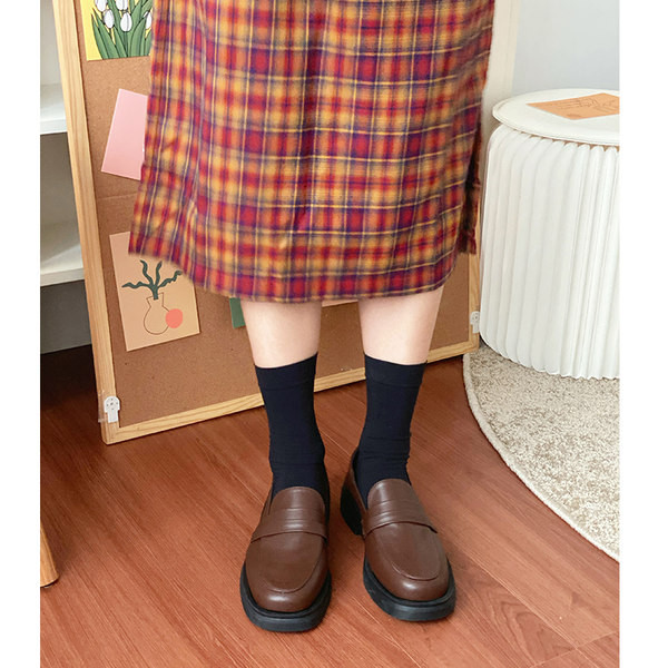 Jauns sieviešu mākslīgās ādas apavu modelis melnā un brūnā krāsā