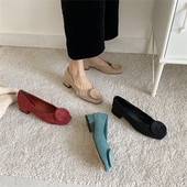 Sieviešu ikdienas apavi no eko zamšādas ar zemu biezu papēdi