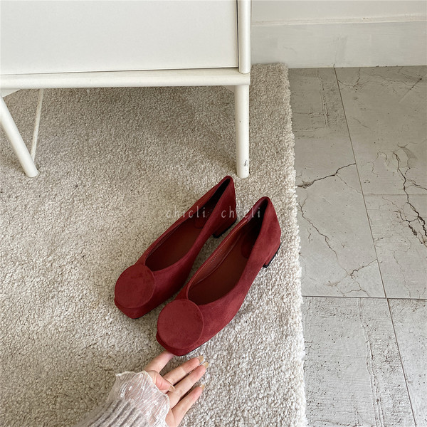 Sieviešu ikdienas apavi no eko zamšādas ar zemu biezu papēdi