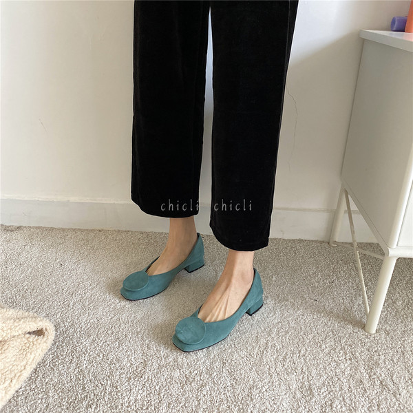 Sieviešu ikdienas apavi no eko zamšādas ar zemu biezu papēdi