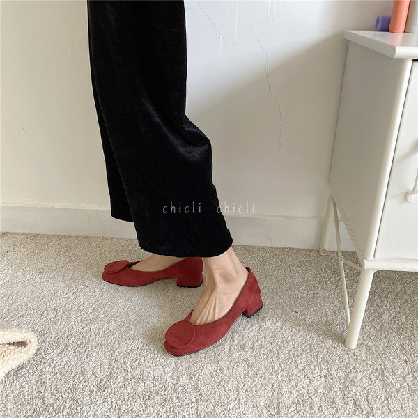 Sieviešu ikdienas apavi no eko zamšādas ar zemu biezu papēdi