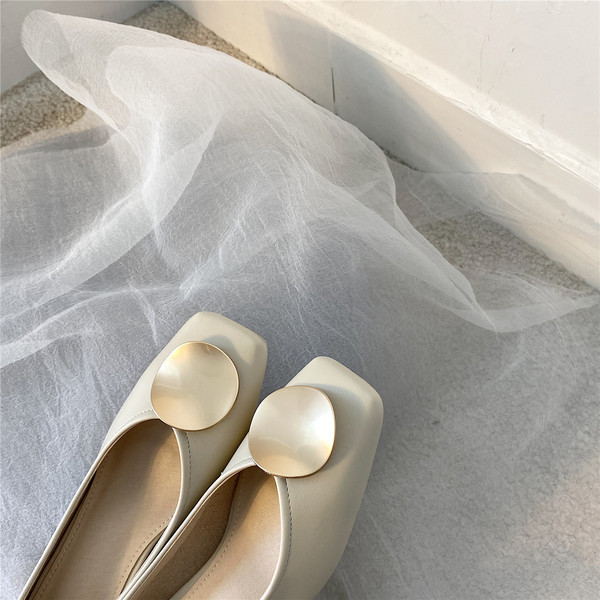 Pantofi moderni de dama cu un element metalic-stil retro