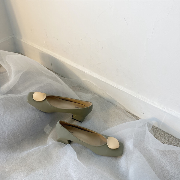 Pantofi moderni de dama cu un element metalic-stil retro