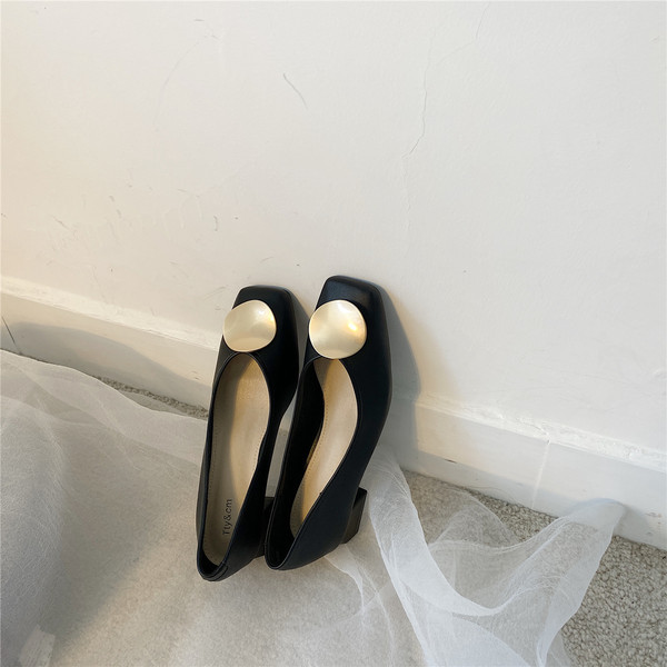 Pantofi moderni de dama cu un element metalic-stil retro