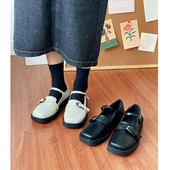 Jauns sieviešu apavu modelis no mākslīgās ādas ar sprādzēm baltā un melnā krāsā