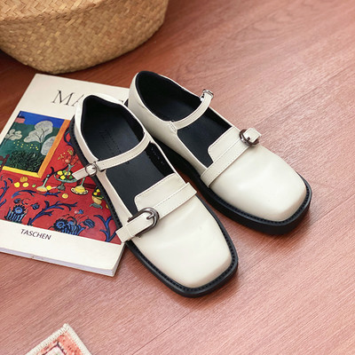 Jauns sieviešu apavu modelis no mākslīgās ādas ar sprādzēm baltā un melnā krāsā