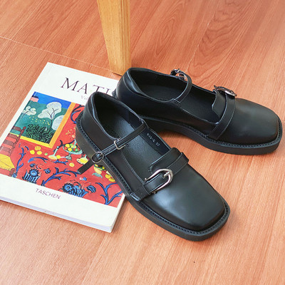 Jauns sieviešu apavu modelis no mākslīgās ādas ar sprādzēm baltā un melnā krāsā