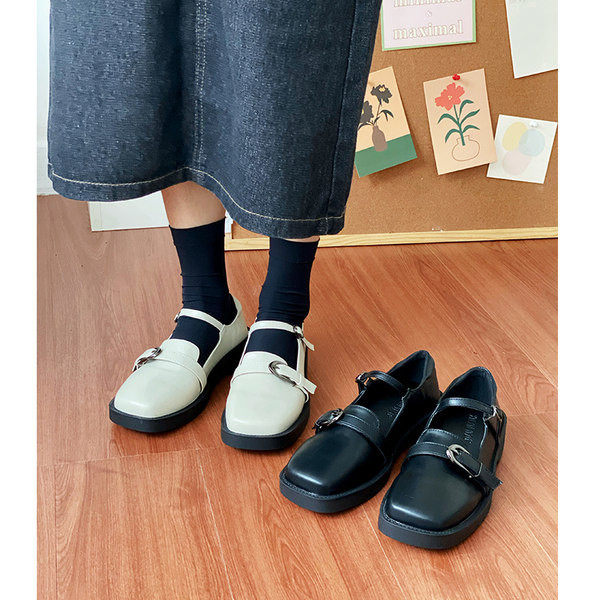 Jauns sieviešu apavu modelis no mākslīgās ādas ar sprādzēm baltā un melnā krāsā