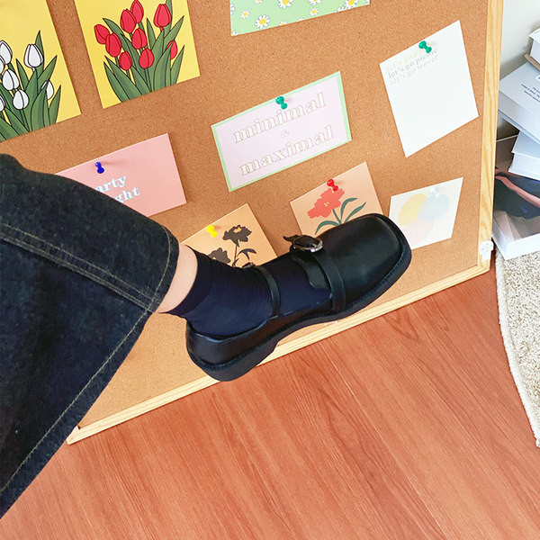 Jauns sieviešu apavu modelis no mākslīgās ādas ar sprādzēm baltā un melnā krāsā