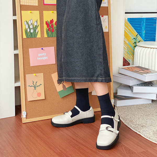 Jauns sieviešu apavu modelis no mākslīgās ādas ar sprādzēm baltā un melnā krāsā