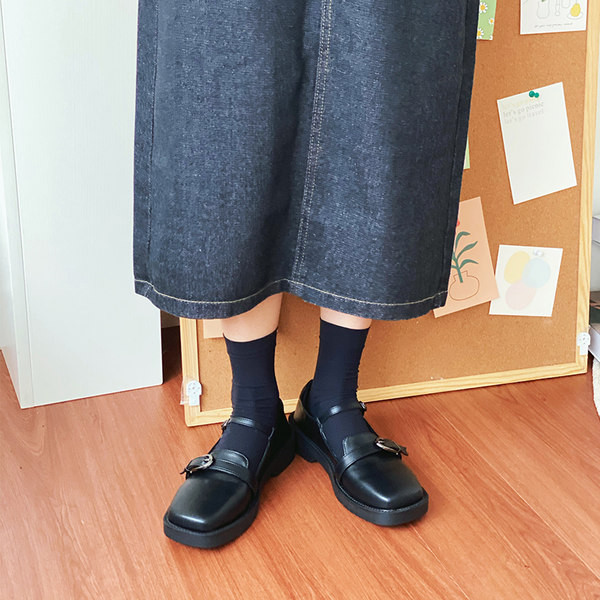 Jauns sieviešu apavu modelis no mākslīgās ādas ar sprādzēm baltā un melnā krāsā