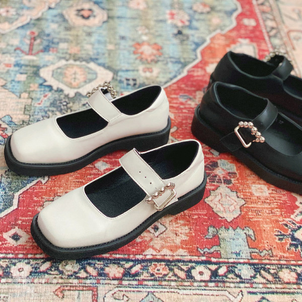 Modernas sieviešu ādas apavi ar sprādzi un plakanu zoli