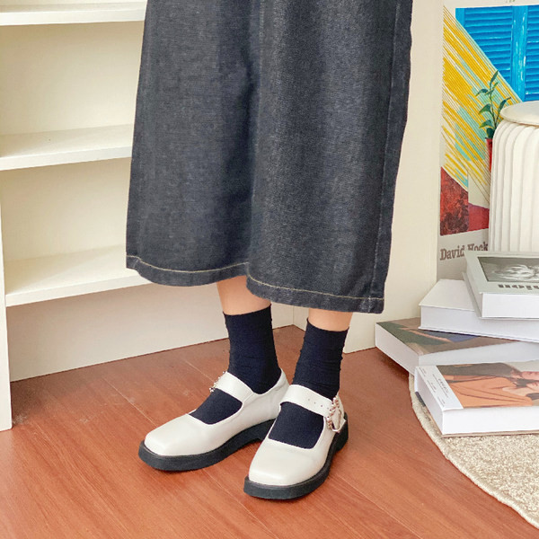 Modernas sieviešu ādas apavi ar sprādzi un plakanu zoli