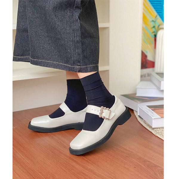 Modernas sieviešu ādas apavi ar sprādzi un plakanu zoli