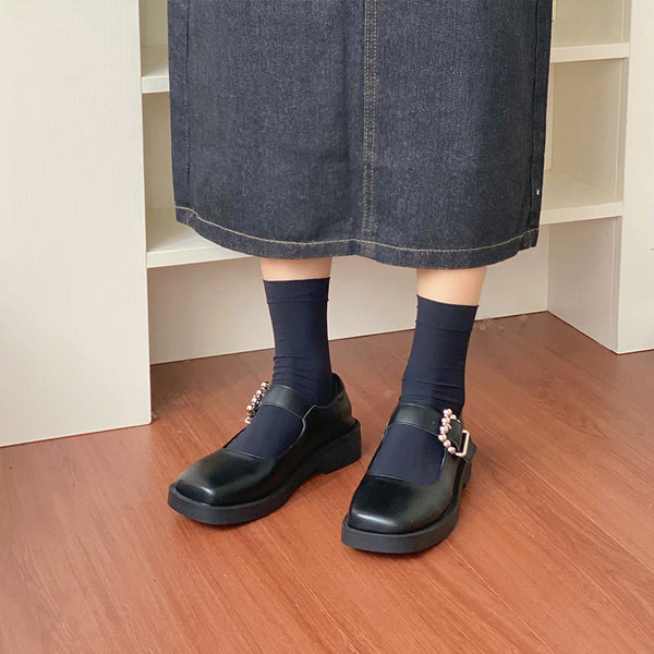 Modernas sieviešu ādas apavi ar sprādzi un plakanu zoli