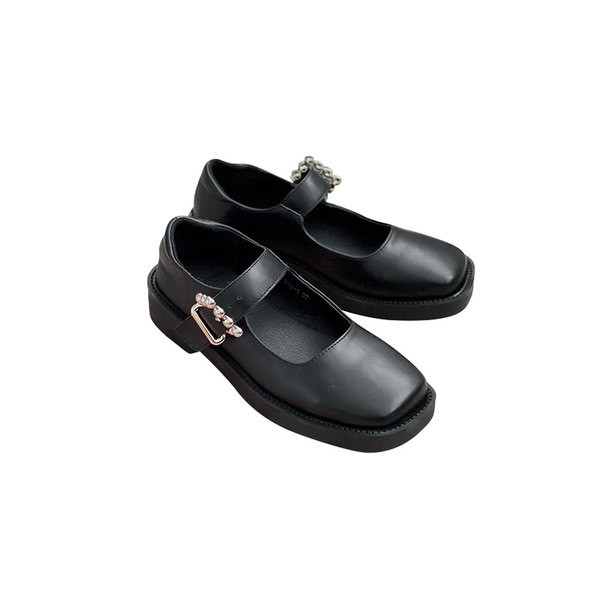 Modernas sieviešu ādas apavi ar sprādzi un plakanu zoli