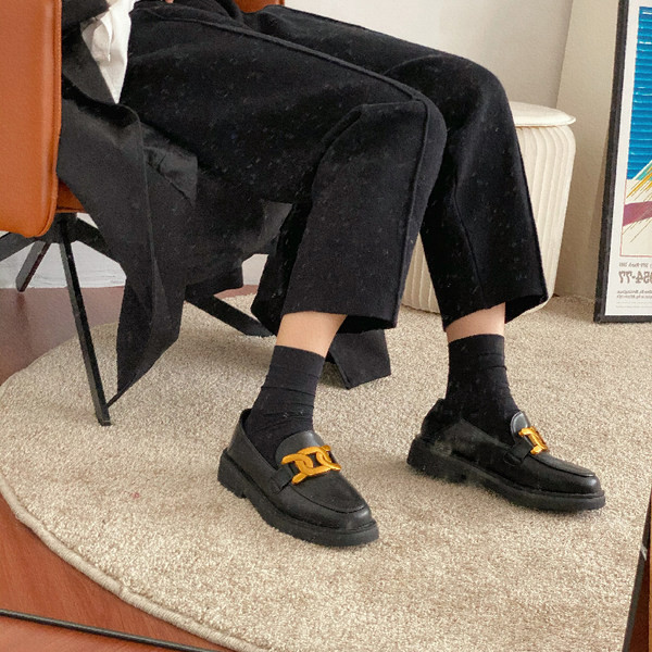 Noapaļoti ikdienas apavi no eko ādas ar metāla apdari