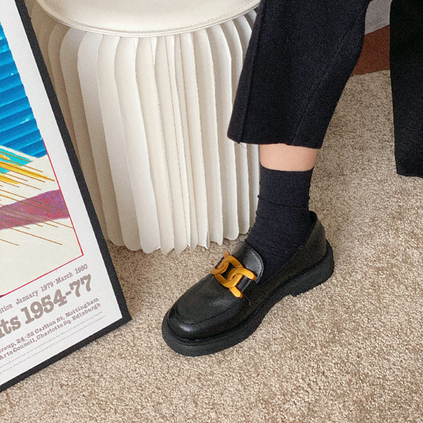 Noapaļoti ikdienas apavi no eko ādas ar metāla apdari