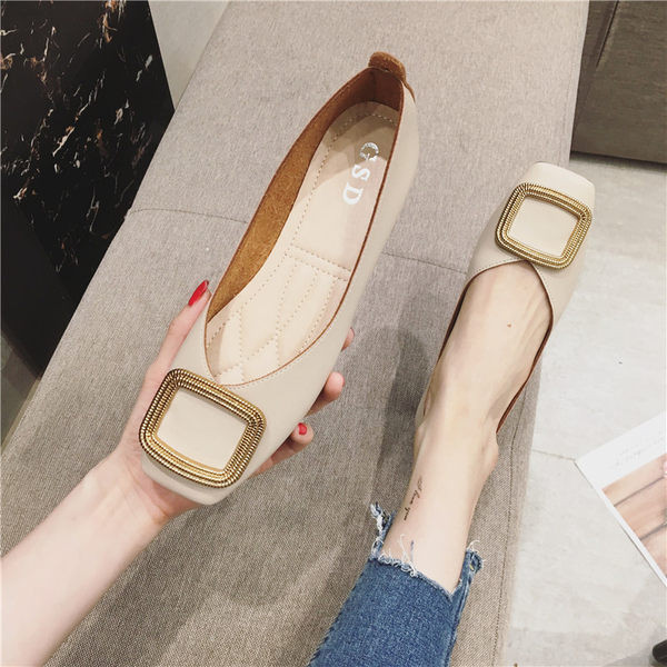 Sieviešu ikdienas apavi ar metāla apdari trīs krāsās