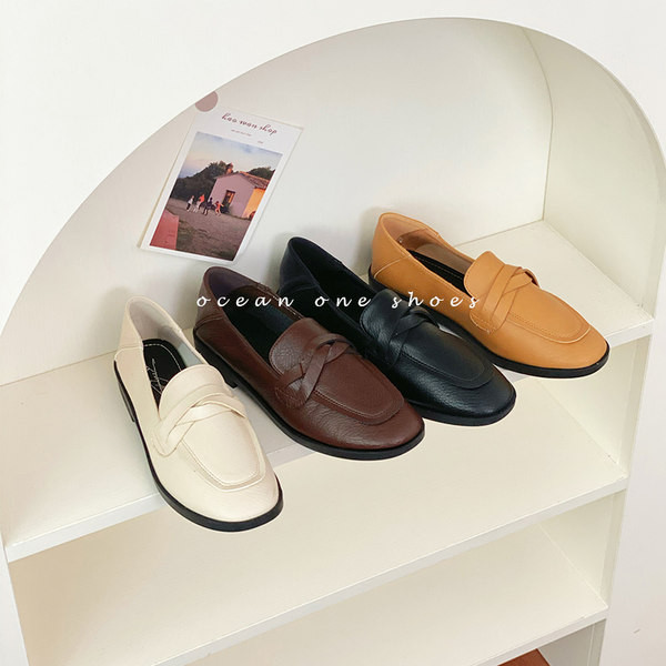 Ikdienas ādas mokasīnu vienkrāsains modelis ar mezglu