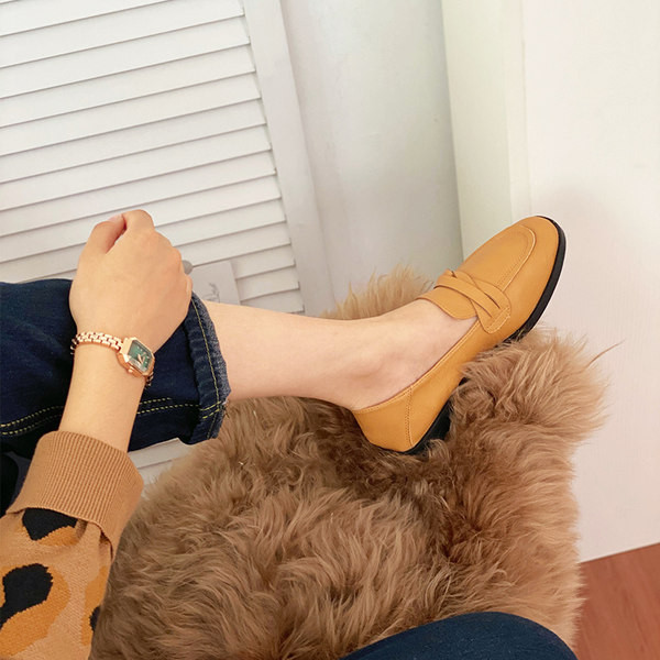 Ikdienas ādas mokasīnu vienkrāsains modelis ar mezglu