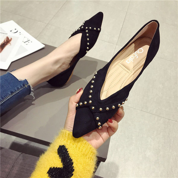 Asināts sieviešu ikdienas apavu modelis ar kniedēm - divu krāsu