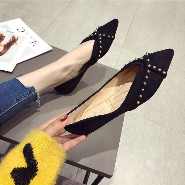 Asināts sieviešu ikdienas apavu modelis ar kniedēm - divu krāsu