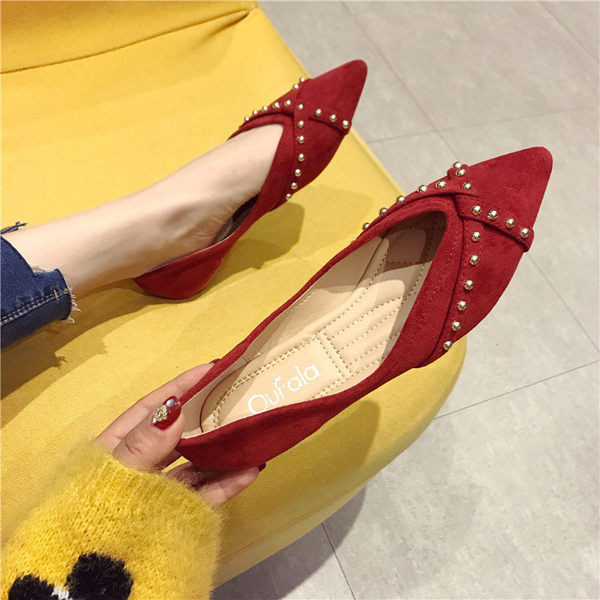 Asināts sieviešu ikdienas apavu modelis ar kniedēm - divu krāsu