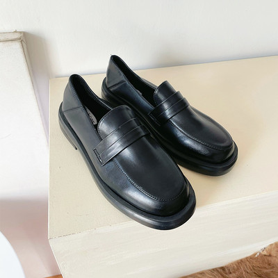 Sieviešu ikdienas apavi no mākslīgās ādas melnā krāsā - vairāki modeļi