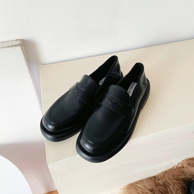 Sieviešu ikdienas apavi no mākslīgās ādas melnā krāsā - vairāki modeļi