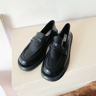 Sieviešu ikdienas apavi no mākslīgās ādas melnā krāsā - vairāki modeļi