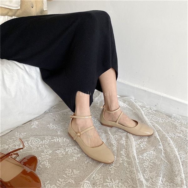 Sieviešu ikdienas apavi no lakas ar sprādzi