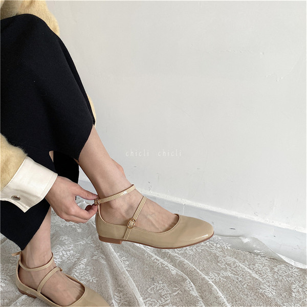 Sieviešu ikdienas apavi no lakas ar sprādzi