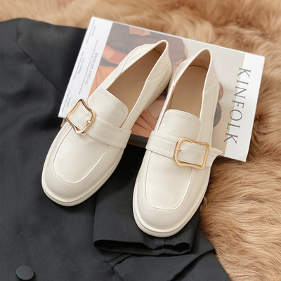 Ikdienas apavu noapaļots modelis ar metāla sprādzi