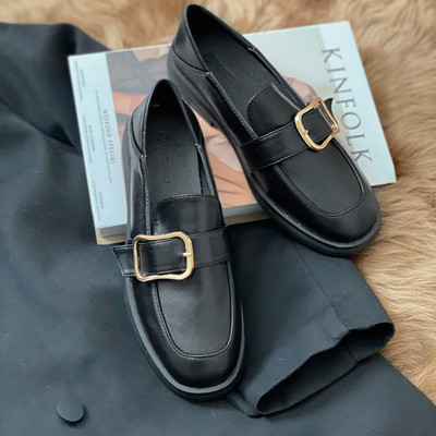 Ikdienas apavu noapaļots modelis ar metāla sprādzi