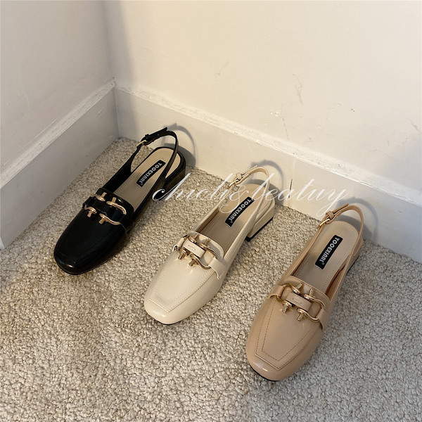 Ikdienas sieviešu apavi ar sprādzi un metāla apdari