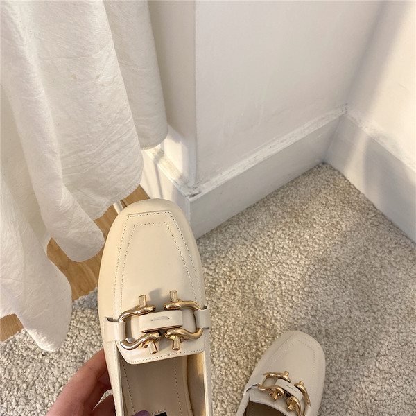 Ikdienas sieviešu apavi ar sprādzi un metāla apdari