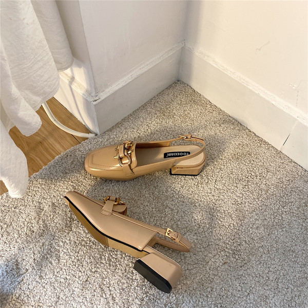 Ikdienas sieviešu apavi ar sprādzi un metāla apdari