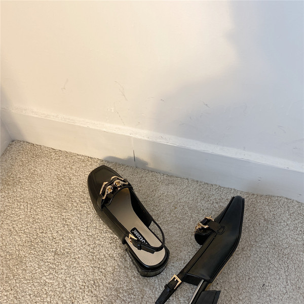 Ikdienas sieviešu apavi ar sprādzi un metāla apdari