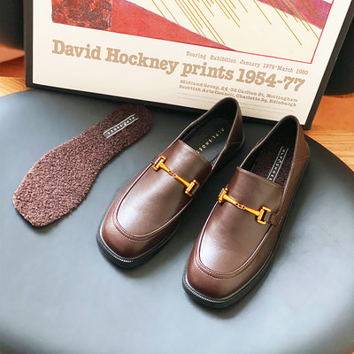 Jauns sieviešu apavu modelis no eko ādas - ar metāla elementu