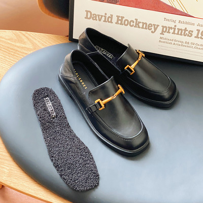 Jauns sieviešu apavu modelis no eko ādas - ar metāla elementu