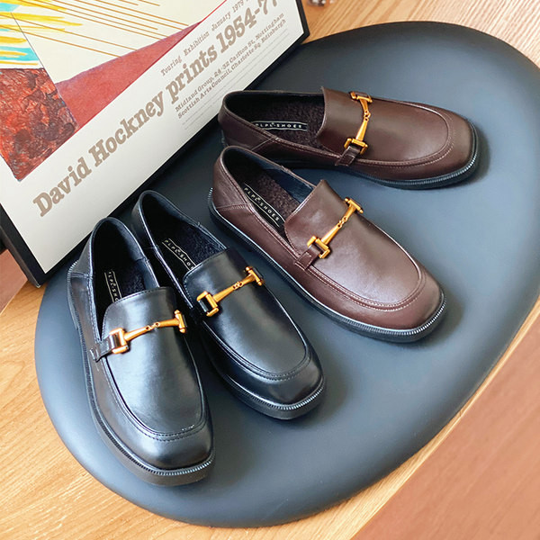 Jauns sieviešu apavu modelis no eko ādas - ar metāla elementu