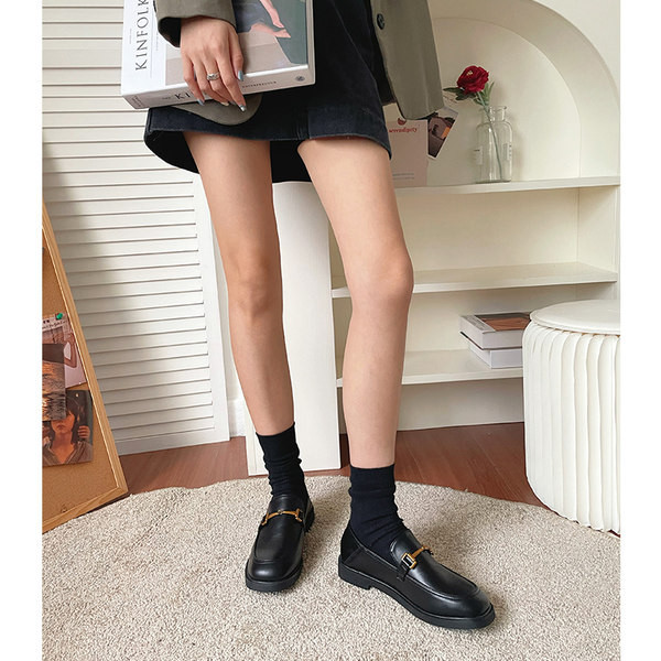 Jauns sieviešu apavu modelis no eko ādas - ar metāla elementu