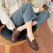 Ādas mokasīni ar metāla apdari