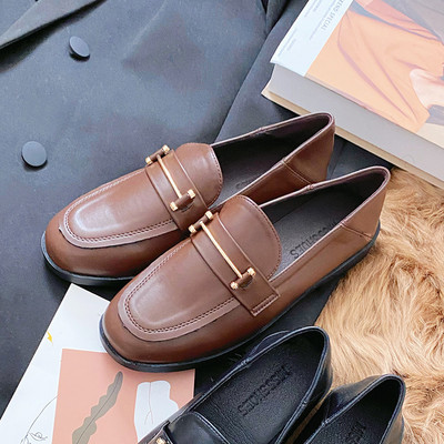 Ādas mokasīni ar metāla apdari