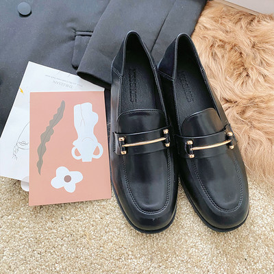 Ādas mokasīni ar metāla apdari