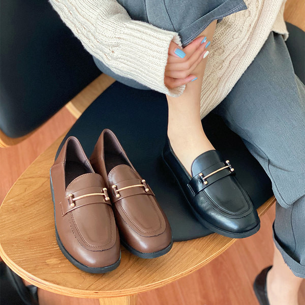 Ādas mokasīni ar metāla apdari