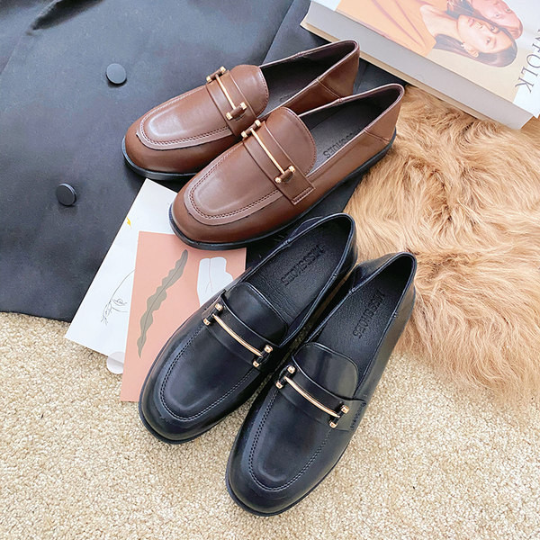 Ādas mokasīni ar metāla apdari