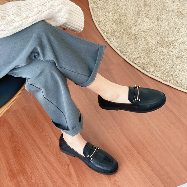 Ādas mokasīni ar metāla apdari