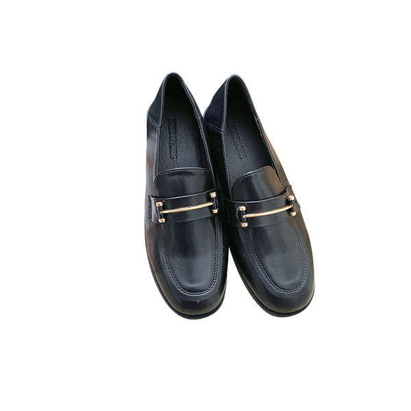 Ādas mokasīni ar metāla apdari